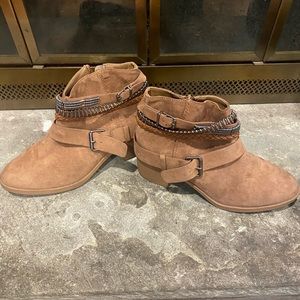 Women’s Divided Ankle Suede Booties!!